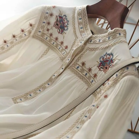 The Payton ReEdit Floral Shift Blouse With Blouson Sleeves And Floral Detailing - Picture 7 of 8